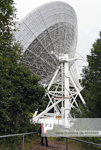 Radioteleskop  Person im Vordergrund  Max-Planck-Institut für Radioastronomie  Bad Münstereifel-Effelsberg  Eifel  Nordrhein-Westfalen  Deutschland  Europa