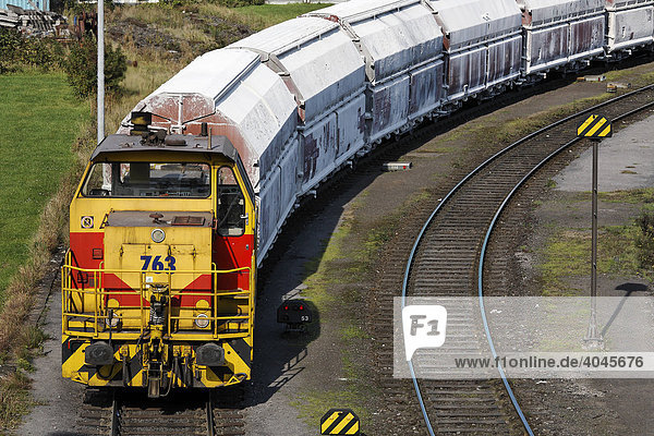 Rangierlokomotive zieht Waggons  mit Kalkstaub überzogen  Hüttenwerk Krupp Mannesmann  HKM  Nordrhein-Westfalen  Deutschland  Europa