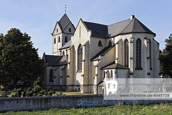Kirche St. Matthias aus dem 12. Jh  Hohenbudberg  Krefeld-Uerdingen  Rheinland  Nordrhein-Westfalen  Deutschland  Europa