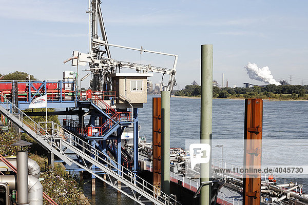 Bayer-Werk Krefeld-Uerdingen  Chemiepark  Tankschiff mit Chemikalien wird entladen  Nordrhein-Westfalen  Deutschland  Europa
