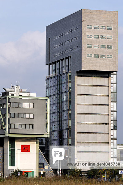 Modernes Bürohochhaus  Office Center Dock  Medienhafen  Düsseldorf  Nordrhein-Westfalen  Deutschland  Europa