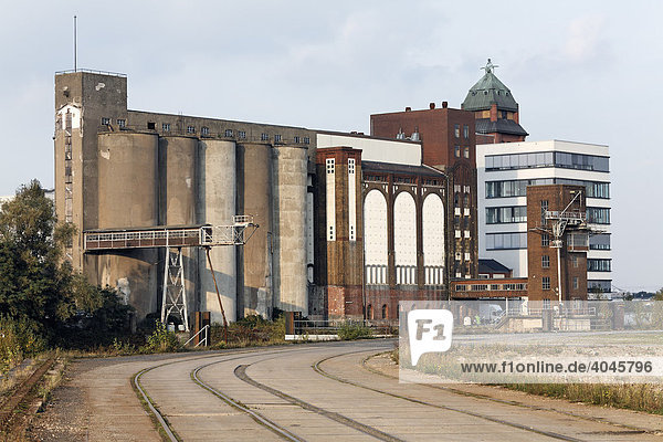 Alte Silo-Bauten der ehemaligen Weizenmühle  Plange-Mühle  Rheinhafen  Medienhafen  Düsseldorf  Nordrhein-Westfalen  Deutschland  Europa