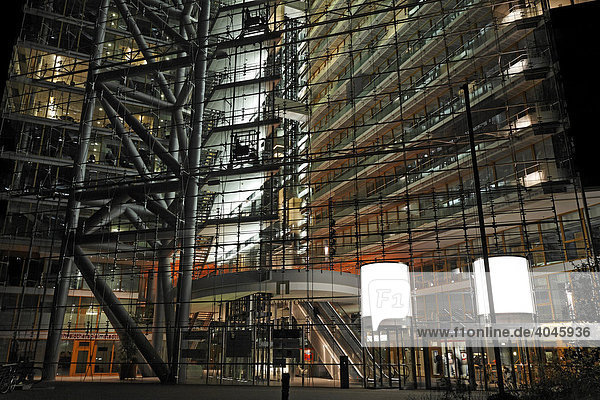 Bürohochhaus Stadttor  Glasfassade  Blick ins Atrium  Nachtaufnahme  Düsseldorf  Rheinland  Nordrhein-Westfalen  Deutschland  Europa
