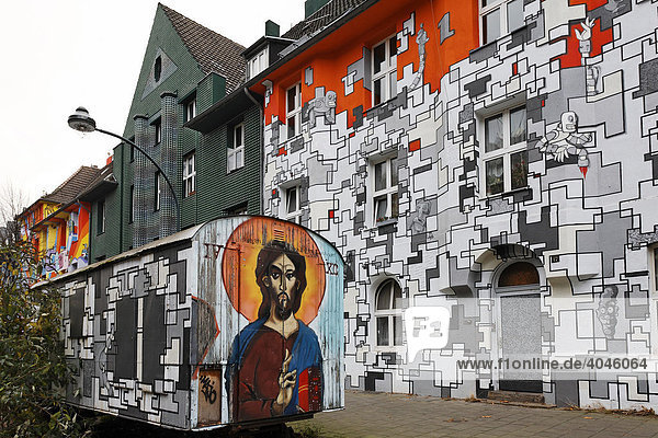 Bunt bemalte Hausfassaden  Bauwagen mit Jesus Graffiti-Bild  alte Häuser von ehemaligen Hausbesetzern  Kiefernstraße  Flingern  Düsseldorf  Nordrhein-Westfalen  Deutschland  Europa