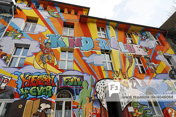 Bunte Graffiti-Hausfassade  Kiefernstraße 21  alte Häuser von ehemaligen Hausbesetzern  Flingern  Düsseldorf  Nordrhein-Westfalen  Deutschland  Europa