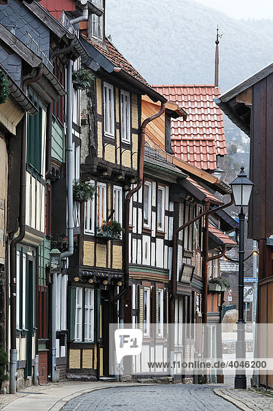 Altstadtgasse mit Fachwerkhäusern  Wernigerode  Harz  Sachsen-Anhalt  Deutschland  Europa
