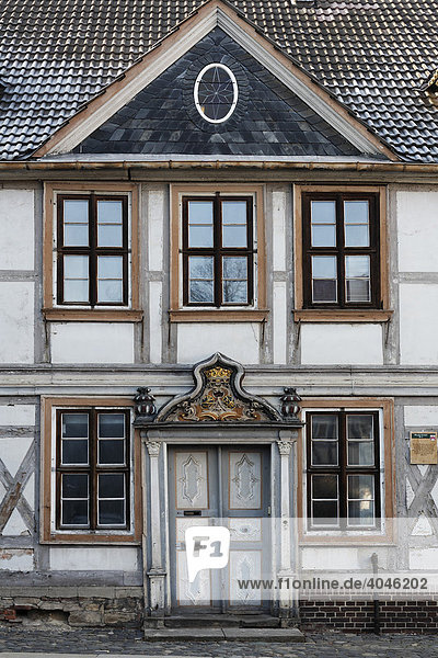 Fachwerkhaus mit barocker Kartusche über der Tür  Oberpfarrkirchhof  Altstadt Wernigerode  Harz  Sachsen-Anhalt  Deutschland  Europa