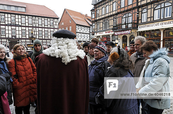 Stadtführung auf dem Marktplatz von Wernigerode  Touristen und Führer in historischem Kostüm mit Perücke  Harz  Sachsen-Anhalt  Deutschland  Europa