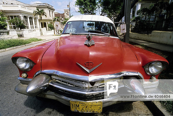US-Oldtimer mit Taxischild im Fenster parkt am Straßenrand  Cadillac Series 62  Havanna  Kuba  Karibik