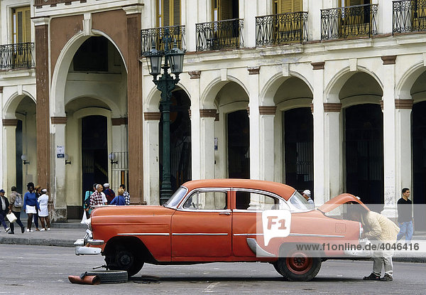 Reifenwechsel an einem US-Oldtimer  mitten auf der Straße  Centro Habana  Havanna  Kuba  Karibik