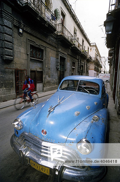 Himmelblauer US-Oldtimer  Oldsmobile  parkt in einer engen Altstadt-Gasse  La Habana Vieja  Havanna  Kuba  Karibik