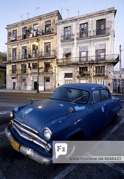 US-Oldtimer parkt vor Häusern mit bröckelnder Fassade  Morgenstimmung  La Habana Vieja  Havanna  Kuba  Karibik
