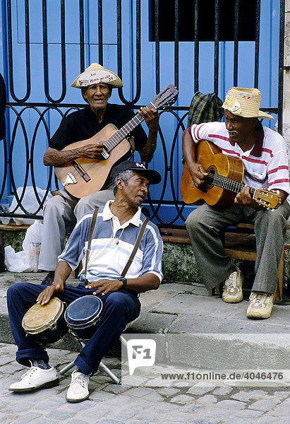 Drei kubanische Straßenmusiker spielen und singen  La Habana Vieja  Havanna  Kuba  Karibik