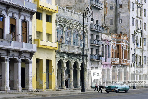 Häuserreihe mit verwitterten Fassaden am MalecÛn  Centro Habana  Havanna  Kuba  Karibik