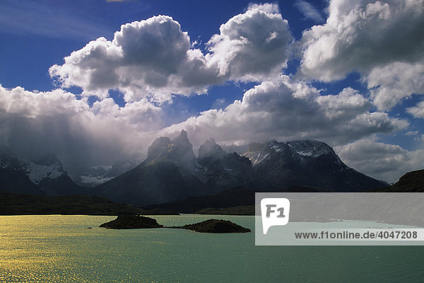 Laguna Pehoe  Cuernos del Paine  Torres del Paine National Park  Patagonia  Chile  South America