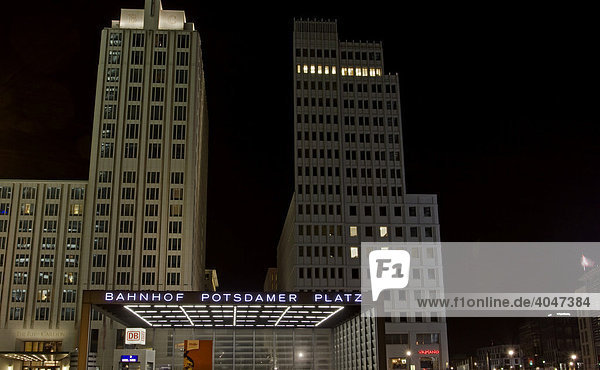 Nachtaufnahme des Bahnhof Potsdamer Platz mit dem Ritz Carlton Hotel dahinter Berlin Deutschland Europa