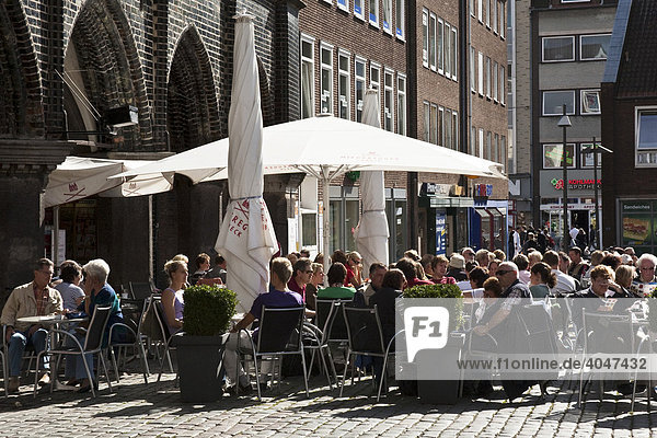 Straßencafe im Frühjahr in der Lübecker Innenstadt  Schleswig-Holstein  Deutschland  Europa