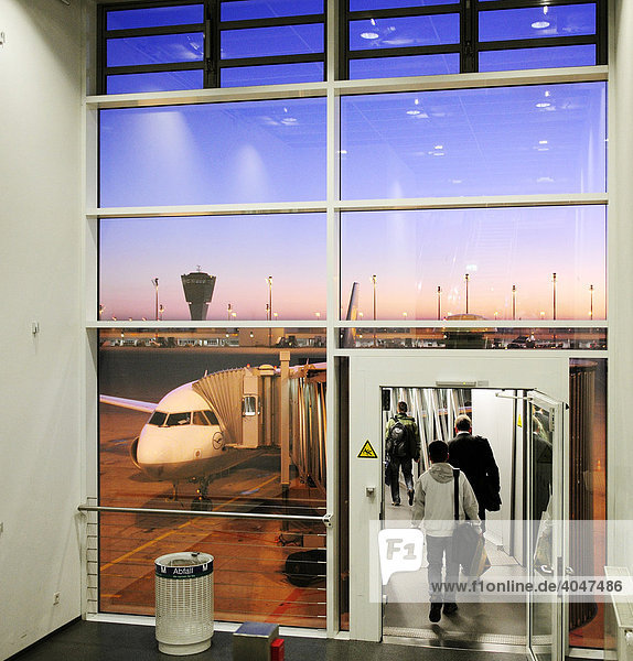 Boarding am frühen Morgen bei Sonnenaufgang  Passagiere steigen in Flugzeug ein  Flughafen München  Bayern  Deutschland
