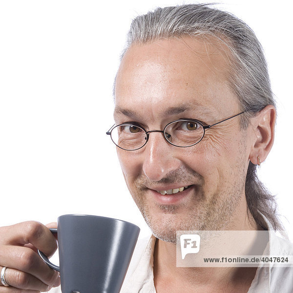 Mann mit grauer Kaffeetasse
