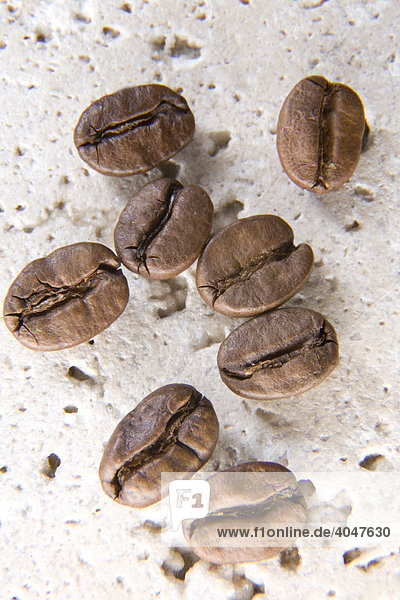 Kaffeebohnen auf Steinuntergrund