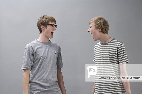 Zwei Jungs streiten  schreien sich an