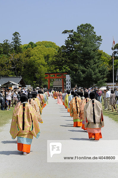 Hofdamen aus dem Hofstaat der Saio dai in Kimonos und Haartracht der Heian-Periode im Kamigamo Schrein in Kyoto Japan Asien