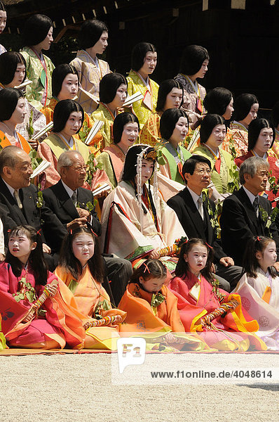 Teilansicht der Gruppenaufnahme von der Saio dai mit Hofstaat und Prominenz Aoi Fest im Kamigamo Schrein Kyoto Japan Asien