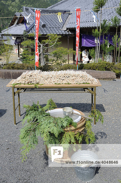 Tisch mit Holzstäben auf denen Gebete und Wünsche der Yamabushi stehen  die später verbrannt werden  Wasser zur Regulierung des Feuers  Shogoin-Tempel bei Kyoto  Japan  Asien
