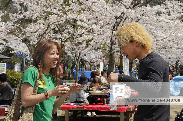Junges Liebespaar mit blond gefärbten Haaren feiert das Kirschblütenfest im Maruyama Park in Kyoto  Japan  Asien