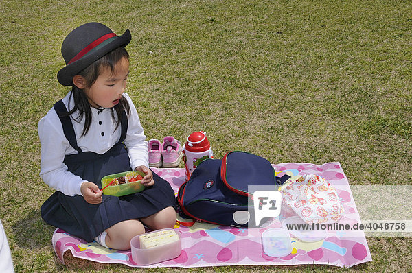 Schülerin in Schuluniform einer Eliteschule bei der Mittagspause Botanischer Garten in Kyoto Japan Asien