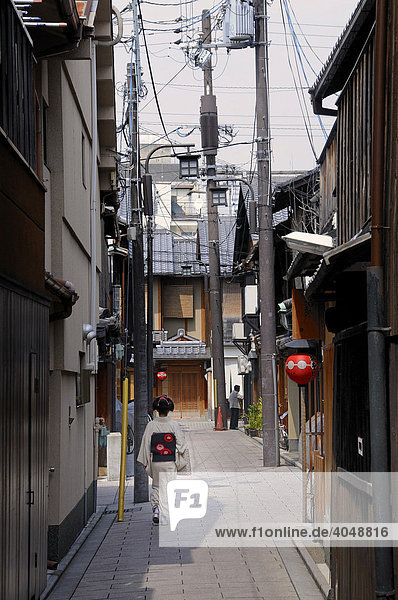 Maiko  Geisha in Ausbildung  läuft in einer Gasse im Gion Viertel  Kyoto  Japan  Asien