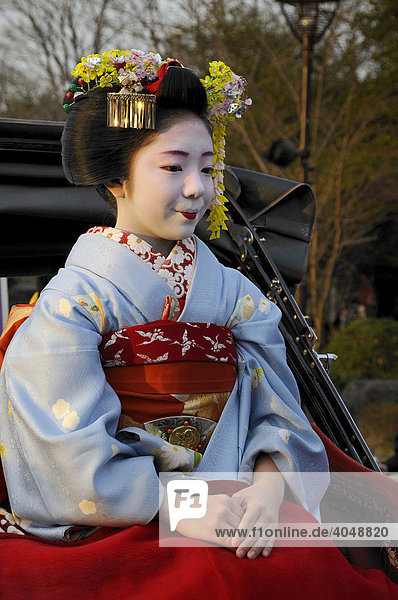 Maiko  Geisha in Ausbildung  sitzt in einer Rikscha  Kyoto  Japan  Asien