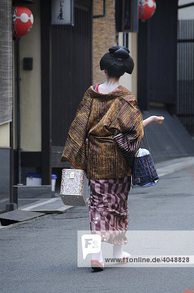Maiko  Geisha in Ausbildung  im Gion Viertel auf dem Weg zum Odori  Kyoto  Japan  Asien