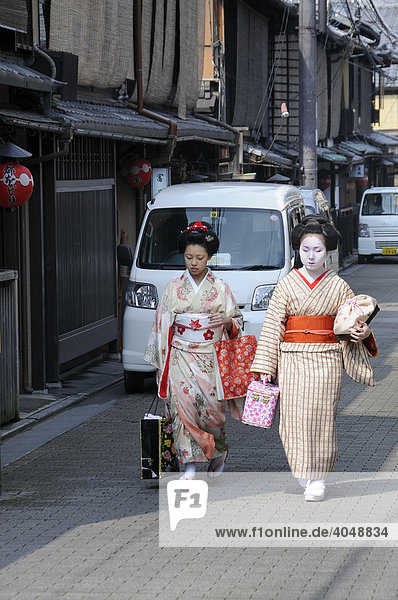 Maikos  Geishas in Ausbildung  im Gion Viertel in Kyoto laufen zur Odori Aufführung  Japan  Asien