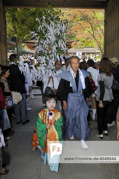 Procession attendees in traditional costume entering the shrine  Matsuri Shrine Festival of the Matsuo Taisha Shrine  Shinto  Kyoto  Japan  Asia