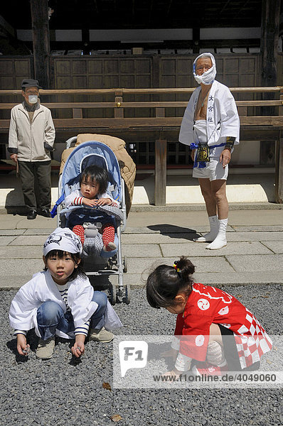 Kinder in traditioneller Kleidung bei der Prozession  Schreinfest Matsuri des Matsuo Taisha Schreins  Shintoismus  Kyoto  Japan  Asien
