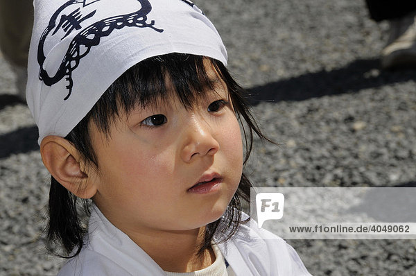 Kopf eines japanischen Jungen in traditioneller Kleidung für die Prozession  Schreinfest Matsuri des Matsuo Taisha Schreins  Shintoismus  Kyoto  Japan  Asien