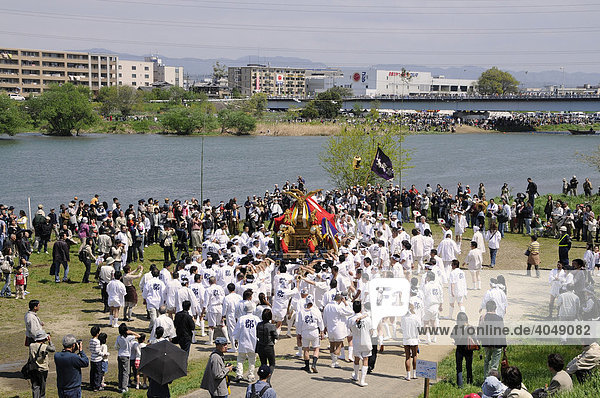 Prozession erreicht den Katsura Fluss ehe die Prozession per Boot fortgesetzt wird  Schreinfest Matsuri des Matsuo Taisha Schreins  Shintoismus  Kyoto  Japan  Asien