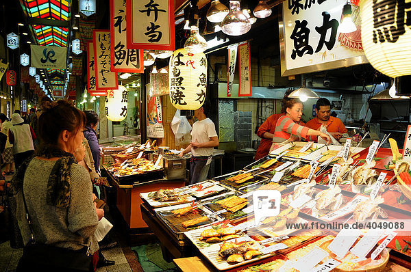 Verkauf von Fisch und Meeresfrüchten auf dem Nishiki Food Market  Kyoto  Japan  Asien