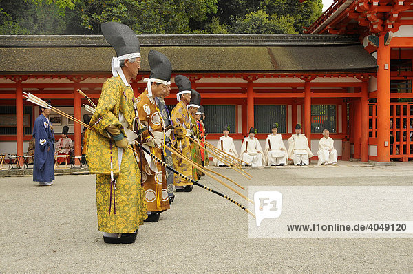 Bogenschützen beim rituellen Bogenschießen stehen an der Schussposition im Shimogamo Schrein Kyoto Japan Asien