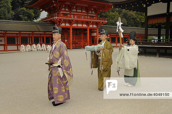 Shintoistische Priester laufen beim rituellen Bogenschießen über den Shimogamo Schreinhof  Kyoto  Japan  Asien