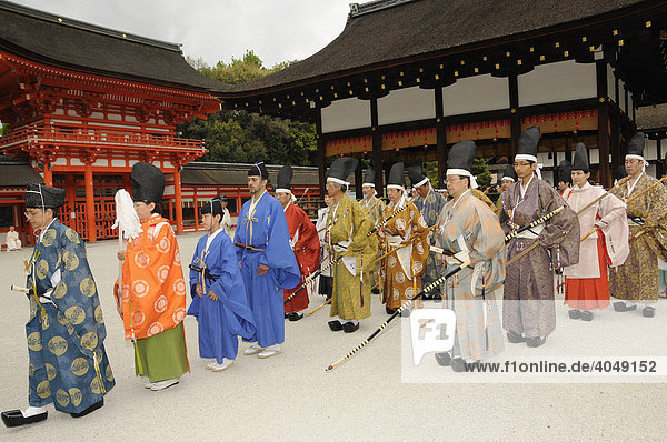 Bogenschützen beim rituellen Bogenschießen im Shimogamo Schrein laufen über den Schreinhof  Kyoto  Japan  Asien