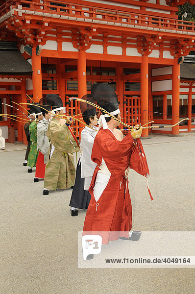 Bogenschützen beim Schussritual rituelles Bogenschießen im Shimogamo Schrein Kyoto Japan Asien