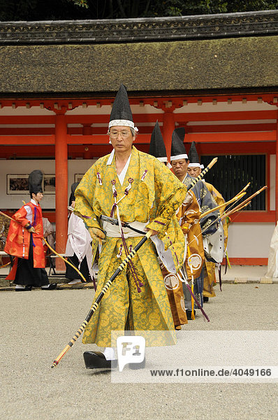 Akteure des rituellen Bogenschießens im Shimogamo Schrein laufen zu ihren Standpositionen  Kyoto  Japan  Asien