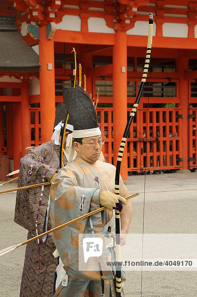 Bogenschützen beim Schussritual  rituelles Bogenschießen im Shimogamo Schrein  Kyoto  Japan  Asien