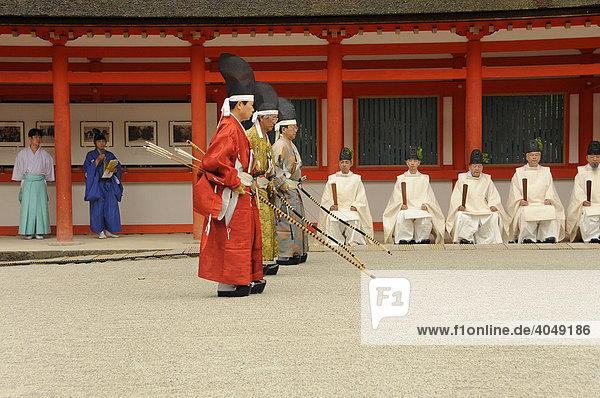 Bogenschützen stehen an der Schussposition beim rituellen Bogenschießen im Shimogamo Schrein  Kyoto  Japan  Asien