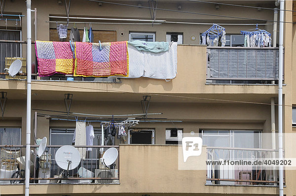 Typische Balkonnutzung als überdachter Wäschetrockner  Abstellfläche  mit Satellitenschüssel  Iwakura bei Kyoto  Japan  Asien