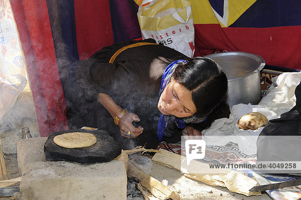 Ladakhifrau beim Backen von Fladenbrot Chabati Leh Ladakh Nordindien Himalaya Asien