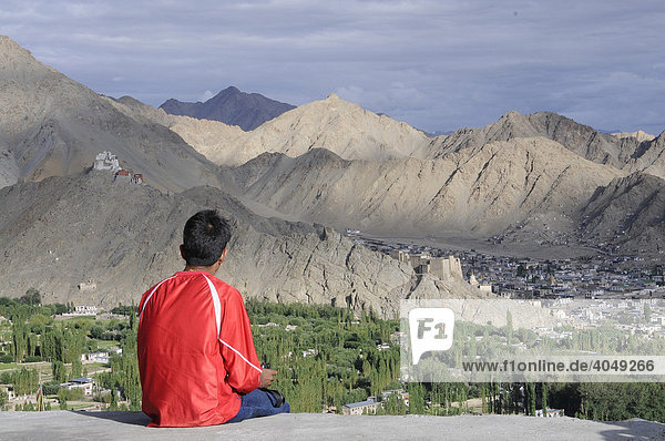 Ladaki blickt auf die Stadt und Oase Leh mit dem Kloster Gonkhang  Ladakh  Nordindien  Himalaja