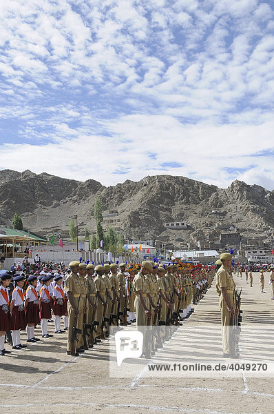 Indische Soldaten aus dem Basislager Kaschmirkonflikt bei einer Parade am Unabhängigkeitstag 15. Sep. auf dem ehemaligen Poloplatz in Leh